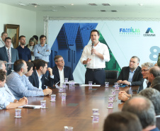 O governador Carlos Massa Ratinho Junior assinou nesta quinta-feira (14) contratos para a construção de 872 novas moradias populares em 15 municípios paranaenses. Os projetos foram desenvolvidos em diferentes programas coordenados pela Companhia de Habitação do Paraná (Cohapar) em parceria com as prefeituras e receberão investimentos de R$ 68,8 milhões. Foto: Rodrigo Felix Leal/ANPr