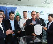 O governador Carlos Massa Ratinho Junior assinou nesta quinta-feira (14) contratos para a construção de 872 novas moradias populares em 15 municípios paranaenses. Os projetos foram desenvolvidos em diferentes programas coordenados pela Companhia de Habitação do Paraná (Cohapar) em parceria com as prefeituras e receberão investimentos de R$ 68,8 milhões. Foto: Rodrigo Felix Leal/ANPr