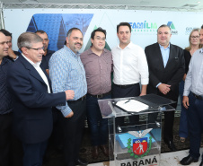 O governador Carlos Massa Ratinho Junior assinou nesta quinta-feira (14) contratos para a construção de 872 novas moradias populares em 15 municípios paranaenses. Os projetos foram desenvolvidos em diferentes programas coordenados pela Companhia de Habitação do Paraná (Cohapar) em parceria com as prefeituras e receberão investimentos de R$ 68,8 milhões. Foto: Rodrigo Felix Leal/ANPr
