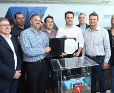 O governador Carlos Massa Ratinho Junior assinou nesta quinta-feira (14) contratos para a construção de 872 novas moradias populares em 15 municípios paranaenses. Os projetos foram desenvolvidos em diferentes programas coordenados pela Companhia de Habitação do Paraná (Cohapar) em parceria com as prefeituras e receberão investimentos de R$ 68,8 milhões. Foto: Rodrigo Felix Leal/ANPr