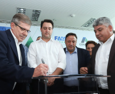 O governador Carlos Massa Ratinho Junior assinou nesta quinta-feira (14) contratos para a construção de 872 novas moradias populares em 15 municípios paranaenses. Os projetos foram desenvolvidos em diferentes programas coordenados pela Companhia de Habitação do Paraná (Cohapar) em parceria com as prefeituras e receberão investimentos de R$ 68,8 milhões. Foto: Rodrigo Felix Leal/ANPr