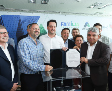 O governador Carlos Massa Ratinho Junior assinou nesta quinta-feira (14) contratos para a construção de 872 novas moradias populares em 15 municípios paranaenses. Os projetos foram desenvolvidos em diferentes programas coordenados pela Companhia de Habitação do Paraná (Cohapar) em parceria com as prefeituras e receberão investimentos de R$ 68,8 milhões. Foto: Rodrigo Felix Leal/ANPr
