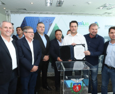 O governador Carlos Massa Ratinho Junior assinou nesta quinta-feira (14) contratos para a construção de 872 novas moradias populares em 15 municípios paranaenses. Os projetos foram desenvolvidos em diferentes programas coordenados pela Companhia de Habitação do Paraná (Cohapar) em parceria com as prefeituras e receberão investimentos de R$ 68,8 milhões. Foto: Rodrigo Felix Leal/ANPr