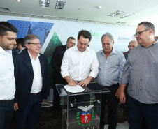 O governador Carlos Massa Ratinho Junior assinou nesta quinta-feira (14) contratos para a construção de 872 novas moradias populares em 15 municípios paranaenses. Os projetos foram desenvolvidos em diferentes programas coordenados pela Companhia de Habitação do Paraná (Cohapar) em parceria com as prefeituras e receberão investimentos de R$ 68,8 milhões. Foto: Rodrigo Felix Leal/ANPr