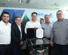 O governador Carlos Massa Ratinho Junior assinou nesta quinta-feira (14) contratos para a construção de 872 novas moradias populares em 15 municípios paranaenses. Os projetos foram desenvolvidos em diferentes programas coordenados pela Companhia de Habitação do Paraná (Cohapar) em parceria com as prefeituras e receberão investimentos de R$ 68,8 milhões. Foto: Rodrigo Felix Leal/ANPr
