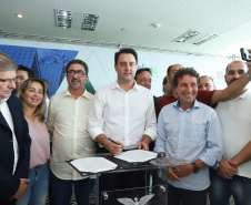 O governador Carlos Massa Ratinho Junior assinou nesta quinta-feira (14) contratos para a construção de 872 novas moradias populares em 15 municípios paranaenses. Os projetos foram desenvolvidos em diferentes programas coordenados pela Companhia de Habitação do Paraná (Cohapar) em parceria com as prefeituras e receberão investimentos de R$ 68,8 milhões. Foto: Rodrigo Felix Leal/ANPr