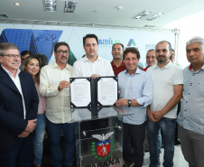 O governador Carlos Massa Ratinho Junior assinou nesta quinta-feira (14) contratos para a construção de 872 novas moradias populares em 15 municípios paranaenses. Os projetos foram desenvolvidos em diferentes programas coordenados pela Companhia de Habitação do Paraná (Cohapar) em parceria com as prefeituras e receberão investimentos de R$ 68,8 milhões. Foto: Rodrigo Felix Leal/ANPr