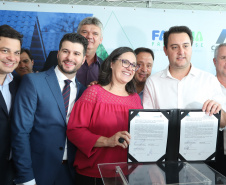 O governador Carlos Massa Ratinho Junior assinou nesta quinta-feira (14) contratos para a construção de 872 novas moradias populares em 15 municípios paranaenses. Os projetos foram desenvolvidos em diferentes programas coordenados pela Companhia de Habitação do Paraná (Cohapar) em parceria com as prefeituras e receberão investimentos de R$ 68,8 milhões. Foto: Rodrigo Felix Leal/ANPr