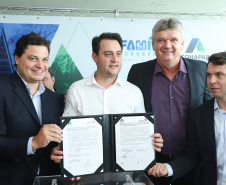 O governador Carlos Massa Ratinho Junior assinou nesta quinta-feira (14) contratos para a construção de 872 novas moradias populares em 15 municípios paranaenses. Os projetos foram desenvolvidos em diferentes programas coordenados pela Companhia de Habitação do Paraná (Cohapar) em parceria com as prefeituras e receberão investimentos de R$ 68,8 milhões. Foto: Rodrigo Felix Leal/ANPr