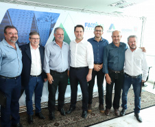 O governador Carlos Massa Ratinho Junior assinou nesta quinta-feira (14) contratos para a construção de 872 novas moradias populares em 15 municípios paranaenses. Os projetos foram desenvolvidos em diferentes programas coordenados pela Companhia de Habitação do Paraná (Cohapar) em parceria com as prefeituras e receberão investimentos de R$ 68,8 milhões. Foto: Rodrigo Felix Leal/ANPr