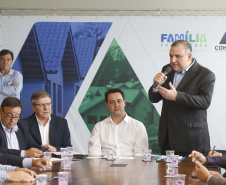 Governador Carlos Massa Ratinho Junior assina os contratos para a construção de 872 casas populares em 15 municípios paranaenses. Participaram da solenidade: presidente da Cohapar, Jorge Lange, secretários, prefeitos, empresários e lideranças dos municípios beneficiados.Curitiba, 14-03-19.Foto: Arnaldo Alves / ANPr.