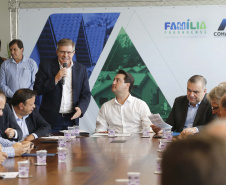 Governador Carlos Massa Ratinho Junior assina os contratos para a construção de 872 casas populares em 15 municípios paranaenses. Participaram da solenidade: presidente da Cohapar, Jorge Lange, secretários, prefeitos, empresários e lideranças dos municípios beneficiados.Curitiba, 14-03-19.Foto: Arnaldo Alves / ANPr.