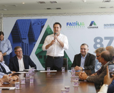 Governador Carlos Massa Ratinho Junior assina os contratos para a construção de 872 casas populares em 15 municípios paranaenses. Participaram da solenidade: presidente da Cohapar, Jorge Lange, secretários, prefeitos, empresários e lideranças dos municípios beneficiados.Curitiba, 14-03-19.Foto: Arnaldo Alves / ANPr.