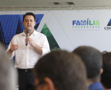 Governador Carlos Massa Ratinho Junior assina os contratos para a construção de 872 casas populares em 15 municípios paranaenses. Participaram da solenidade: presidente da Cohapar, Jorge Lange, secretários, prefeitos, empresários e lideranças dos municípios beneficiados.Curitiba, 14-03-19.Foto: Arnaldo Alves / ANPr.