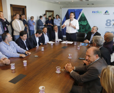 Governador Carlos Massa Ratinho Junior assina os contratos para a construção de 872 casas populares em 15 municípios paranaenses. Participaram da solenidade: presidente da Cohapar, Jorge Lange, secretários, prefeitos, empresários e lideranças dos municípios beneficiados.Curitiba, 14-03-19.Foto: Arnaldo Alves / ANPr.