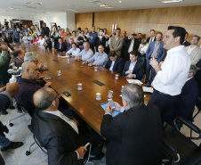 Governador Carlos Massa Ratinho Junior assina os contratos para a construção de 872 casas populares em 15 municípios paranaenses. Participaram da solenidade: presidente da Cohapar, Jorge Lange, secretários, prefeitos, empresários e lideranças dos municípios beneficiados.Curitiba, 14-03-19.Foto: Arnaldo Alves / ANPr.
