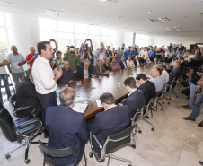 Governador Carlos Massa Ratinho Junior assina os contratos para a construção de 872 casas populares em 15 municípios paranaenses. Participaram da solenidade: presidente da Cohapar, Jorge Lange, secretários, prefeitos, empresários e lideranças dos municípios beneficiados.Curitiba, 14-03-19.Foto: Arnaldo Alves / ANPr.