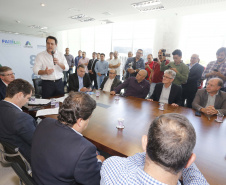 Governador Carlos Massa Ratinho Junior assina os contratos para a construção de 872 casas populares em 15 municípios paranaenses. Participaram da solenidade: presidente da Cohapar, Jorge Lange, secretários, prefeitos, empresários e lideranças dos municípios beneficiados.Curitiba, 14-03-19.Foto: Arnaldo Alves / ANPr.