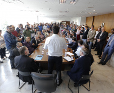 Governador Carlos Massa Ratinho Junior assina os contratos para a construção de 872 casas populares em 15 municípios paranaenses. Participaram da solenidade: presidente da Cohapar, Jorge Lange, secretários, prefeitos, empresários e lideranças dos municípios beneficiados.Curitiba, 14-03-19.Foto: Arnaldo Alves / ANPr.