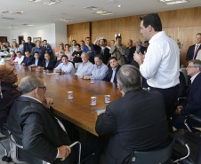 Governador Carlos Massa Ratinho Junior assina os contratos para a construção de 872 casas populares em 15 municípios paranaenses. Participaram da solenidade: presidente da Cohapar, Jorge Lange, secretários, prefeitos, empresários e lideranças dos municípios beneficiados.Curitiba, 14-03-19.Foto: Arnaldo Alves / ANPr.