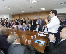 Governador Carlos Massa Ratinho Junior assina os contratos para a construção de 872 casas populares em 15 municípios paranaenses. Participaram da solenidade: presidente da Cohapar, Jorge Lange, secretários, prefeitos, empresários e lideranças dos municípios beneficiados.Curitiba, 14-03-19.Foto: Arnaldo Alves / ANPr.