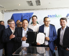 Governador Carlos Massa Ratinho Junior assina os contratos para a construção de 872 casas populares em 15 municípios paranaenses. Participaram da solenidade: presidente da Cohapar, Jorge Lange, secretários, prefeitos, empresários e lideranças dos municípios beneficiados.Curitiba, 14-03-19.Foto: Arnaldo Alves / ANPr.