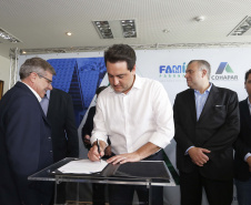 Governador Carlos Massa Ratinho Junior assina os contratos para a construção de 872 casas populares em 15 municípios paranaenses. Participaram da solenidade: presidente da Cohapar, Jorge Lange, secretários, prefeitos, empresários e lideranças dos municípios beneficiados.Curitiba, 14-03-19.Foto: Arnaldo Alves / ANPr.