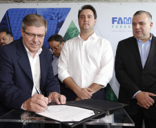 Governador Carlos Massa Ratinho Junior assina os contratos para a construção de 872 casas populares em 15 municípios paranaenses. Participaram da solenidade: presidente da Cohapar, Jorge Lange, secretários, prefeitos, empresários e lideranças dos municípios beneficiados.Curitiba, 14-03-19.Foto: Arnaldo Alves / ANPr.