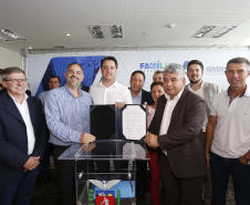 Governador Carlos Massa Ratinho Junior assina os contratos para a construção de 872 casas populares em 15 municípios paranaenses. Participaram da solenidade: presidente da Cohapar, Jorge Lange, secretários, prefeitos, empresários e lideranças dos municípios beneficiados.Curitiba, 14-03-19.Foto: Arnaldo Alves / ANPr.