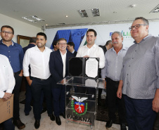 Governador Carlos Massa Ratinho Junior assina os contratos para a construção de 872 casas populares em 15 municípios paranaenses. Participaram da solenidade: presidente da Cohapar, Jorge Lange, secretários, prefeitos, empresários e lideranças dos municípios beneficiados.Curitiba, 14-03-19.Foto: Arnaldo Alves / ANPr.