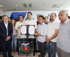 Governador Carlos Massa Ratinho Junior assina os contratos para a construção de 872 casas populares em 15 municípios paranaenses. Participaram da solenidade: presidente da Cohapar, Jorge Lange, secretários, prefeitos, empresários e lideranças dos municípios beneficiados.Curitiba, 14-03-19.Foto: Arnaldo Alves / ANPr.