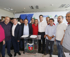 Governador Carlos Massa Ratinho Junior assina os contratos para a construção de 872 casas populares em 15 municípios paranaenses. Participaram da solenidade: presidente da Cohapar, Jorge Lange, secretários, prefeitos, empresários e lideranças dos municípios beneficiados.Curitiba, 14-03-19.Foto: Arnaldo Alves / ANPr.
