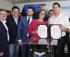 Governador Carlos Massa Ratinho Junior assina os contratos para a construção de 872 casas populares em 15 municípios paranaenses. Participaram da solenidade: presidente da Cohapar, Jorge Lange, secretários, prefeitos, empresários e lideranças dos municípios beneficiados.Curitiba, 14-03-19.Foto: Arnaldo Alves / ANPr.