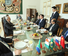 O governador Carlos Massa Ratinho Junior recebeu nesta quinta-feira (14), no Palácio Iguaçu, embaixadores e cônsules da Rússia, China, Índia e África do Sul e reafirmou o interesse do Paraná em ampliar os negócios com esses países que, junto com o Brasil, formam o Brics.  -  Curitiba, 14/03/2019  -  Foto: Rodrigo Félix Leal/ANPr