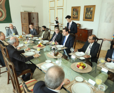 O governador Carlos Massa Ratinho Junior recebeu nesta quinta-feira (14), no Palácio Iguaçu, embaixadores e cônsules da Rússia, China, Índia e África do Sul e reafirmou o interesse do Paraná em ampliar os negócios com esses países que, junto com o Brasil, formam o Brics.  -  Curitiba, 14/03/2019  -  Foto: Rodrigo Félix Leal/ANPr