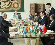 O governador Carlos Massa Ratinho Junior recebeu nesta quinta-feira (14), no Palácio Iguaçu, embaixadores e cônsules da Rússia, China, Índia e África do Sul e reafirmou o interesse do Paraná em ampliar os negócios com esses países que, junto com o Brasil, formam o Brics.  -  Curitiba, 14/03/2019  -  Foto: Rodrigo Félix Leal/ANPr