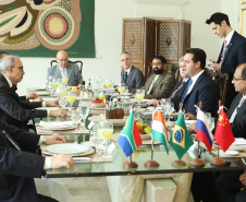 O governador Carlos Massa Ratinho Junior recebeu nesta quinta-feira (14), no Palácio Iguaçu, embaixadores e cônsules da Rússia, China, Índia e África do Sul e reafirmou o interesse do Paraná em ampliar os negócios com esses países que, junto com o Brasil, formam o Brics.  -  Curitiba, 14/03/2019  -  Foto: Rodrigo Félix Leal/ANPr