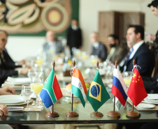 O governador Carlos Massa Ratinho Junior recebeu nesta quinta-feira (14), no Palácio Iguaçu, embaixadores e cônsules da Rússia, China, Índia e África do Sul e reafirmou o interesse do Paraná em ampliar os negócios com esses países que, junto com o Brasil, formam o Brics.  -  Curitiba, 14/03/2019  -  Foto: Rodrigo Félix Leal/ANPr