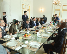 O governador Carlos Massa Ratinho Junior recebeu nesta quinta-feira (14), no Palácio Iguaçu, embaixadores e cônsules da Rússia, China, Índia e África do Sul e reafirmou o interesse do Paraná em ampliar os negócios com esses países que, junto com o Brasil, formam o Brics.  -  Curitiba, 14/03/2019  -  Foto: Rodrigo Félix Leal/ANPr