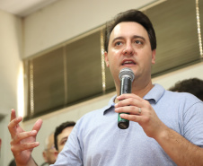 O governador Carlos Massa Ratinho Junior confirmou neste sábado (16) investimentos de R$ 2,82 milhões em obras e compra de máquinas e veículos para oito municípios da região Noroeste do Estado. Foram assinadas, na ExpoParanavaí, um dos principais eventos do agronegócio do Paraná, autorizações e homologações.   -  Paranavaí, 16/03/2019  -  Foto: José Fernando Ogura/ANPr