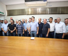 O governador Carlos Massa Ratinho Junior confirmou neste sábado (16) investimentos de R$ 2,82 milhões em obras e compra de máquinas e veículos para oito municípios da região Noroeste do Estado. Foram assinadas, na ExpoParanavaí, um dos principais eventos do agronegócio do Paraná, autorizações e homologações.   -  Paranavaí, 16/03/2019  -  Foto: José Fernando Ogura/ANPr
