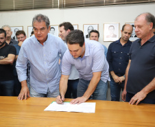 O governador Carlos Massa Ratinho Junior confirmou neste sábado (16) investimentos de R$ 2,82 milhões em obras e compra de máquinas e veículos para oito municípios da região Noroeste do Estado. Foram assinadas, na ExpoParanavaí, um dos principais eventos do agronegócio do Paraná, autorizações e homologações.   -  Paranavaí, 16/03/2019  -  Foto: José Fernando Ogura/ANPr