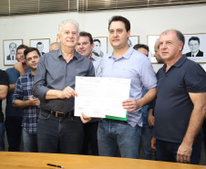 O governador Carlos Massa Ratinho Junior confirmou neste sábado (16) investimentos de R$ 2,82 milhões em obras e compra de máquinas e veículos para oito municípios da região Noroeste do Estado. Foram assinadas, na ExpoParanavaí, um dos principais eventos do agronegócio do Paraná, autorizações e homologações.   -  Paranavaí, 16/03/2019  -  Foto: José Fernando Ogura/ANPr