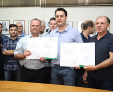 O governador Carlos Massa Ratinho Junior confirmou neste sábado (16) investimentos de R$ 2,82 milhões em obras e compra de máquinas e veículos para oito municípios da região Noroeste do Estado. Foram assinadas, na ExpoParanavaí, um dos principais eventos do agronegócio do Paraná, autorizações e homologações.   -  Paranavaí, 16/03/2019  -  Foto: José Fernando Ogura/ANPr