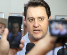 O governador Carlos Massa Ratinho Junior confirmou neste sábado (16) investimentos de R$ 2,82 milhões em obras e compra de máquinas e veículos para oito municípios da região Noroeste do Estado. Foram assinadas, na ExpoParanavaí, um dos principais eventos do agronegócio do Paraná, autorizações e homologações.   -  Paranavaí, 16/03/2019  -  Foto: José Fernando Ogura/ANPr