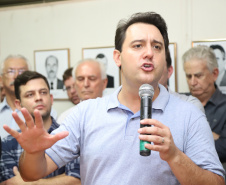 O governador Carlos Massa Ratinho Junior confirmou neste sábado (16) investimentos de R$ 2,82 milhões em obras e compra de máquinas e veículos para oito municípios da região Noroeste do Estado. Foram assinadas, na ExpoParanavaí, um dos principais eventos do agronegócio do Paraná, autorizações e homologações.   -  Paranavaí, 16/03/2019  -  Foto: José Fernando Ogura/ANPr