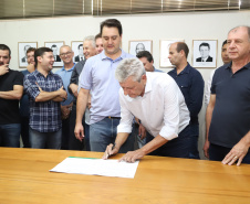 O governador Carlos Massa Ratinho Junior confirmou neste sábado (16) investimentos de R$ 2,82 milhões em obras e compra de máquinas e veículos para oito municípios da região Noroeste do Estado. Foram assinadas, na ExpoParanavaí, um dos principais eventos do agronegócio do Paraná, autorizações e homologações.   -  Paranavaí, 16/03/2019  -  Foto: José Fernando Ogura/ANPr