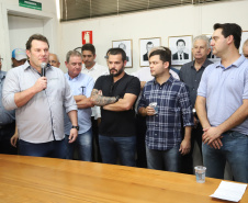O governador Carlos Massa Ratinho Junior confirmou neste sábado (16) investimentos de R$ 2,82 milhões em obras e compra de máquinas e veículos para oito municípios da região Noroeste do Estado. Foram assinadas, na ExpoParanavaí, um dos principais eventos do agronegócio do Paraná, autorizações e homologações.   -  Paranavaí, 16/03/2019  -  Foto: José Fernando Ogura/ANPr