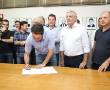 O governador Carlos Massa Ratinho Junior confirmou neste sábado (16) investimentos de R$ 2,82 milhões em obras e compra de máquinas e veículos para oito municípios da região Noroeste do Estado. Foram assinadas, na ExpoParanavaí, um dos principais eventos do agronegócio do Paraná, autorizações e homologações.   -  Paranavaí, 16/03/2019  -  Foto: José Fernando Ogura/ANPr
