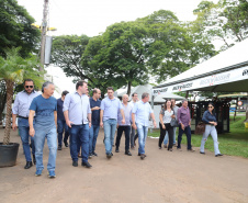 O governador Carlos Massa Ratinho Junior confirmou neste sábado (16) investimentos de R$ 2,82 milhões em obras e compra de máquinas e veículos para oito municípios da região Noroeste do Estado. Foram assinadas, na ExpoParanavaí, um dos principais eventos do agronegócio do Paraná, autorizações e homologações.   -  Paranavaí, 16/03/2019  -  Foto: José Fernando Ogura/ANPr